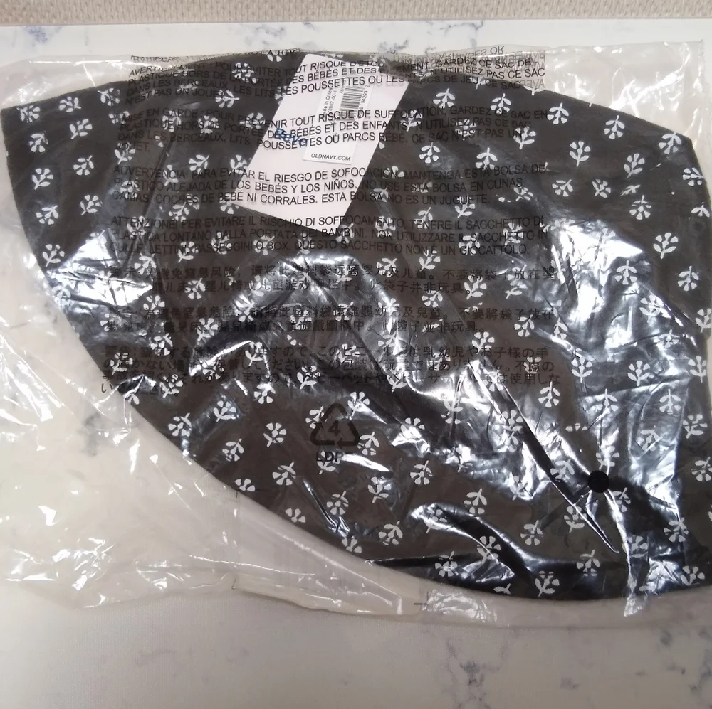 Old Navy Reversible Bucket Hat in White Lilies